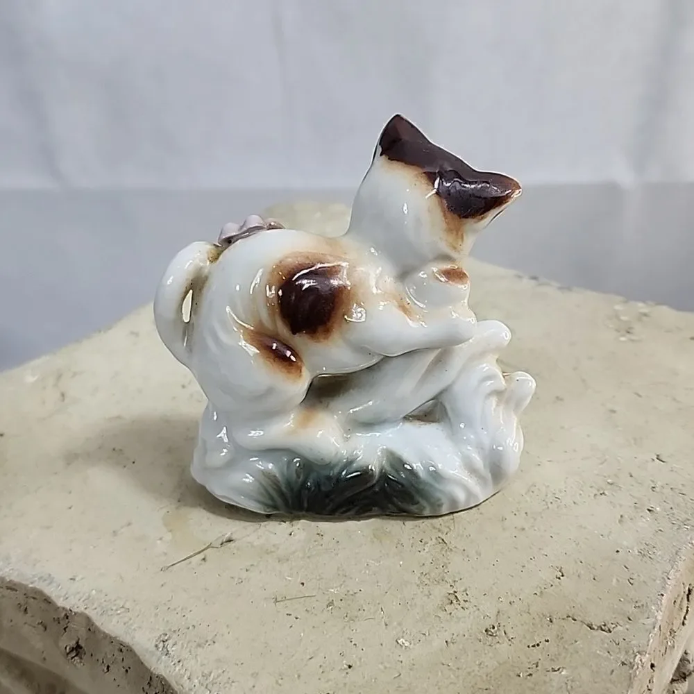 Vintage Cat Figurine with Flowers made in Japan